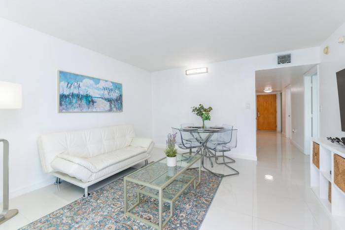 Bright and Cozy 2BR at Brickell, Free Parking