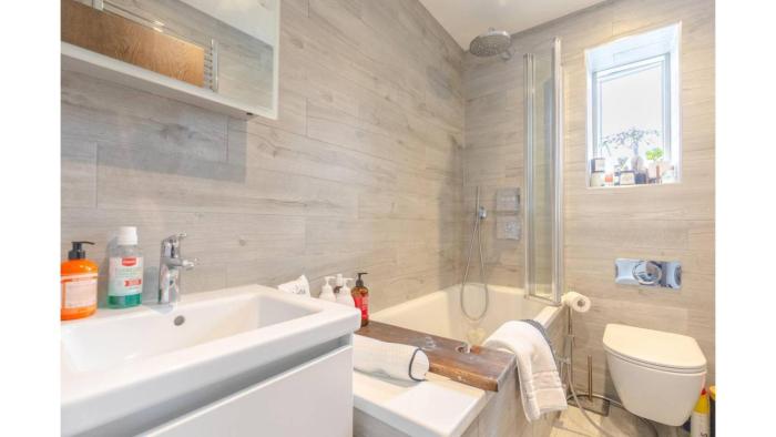 Sleek & Spacious 2BD Flat - Clapham