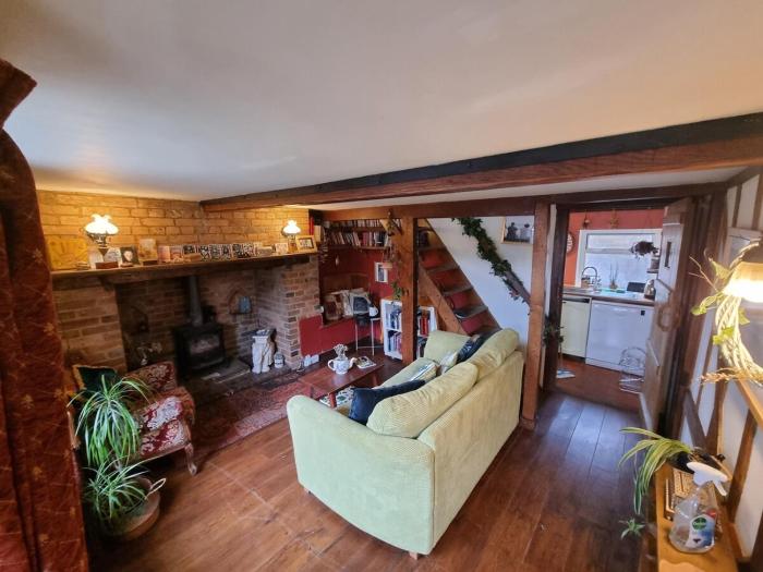 Cheerful, bright, cosy period cottage with hot tub