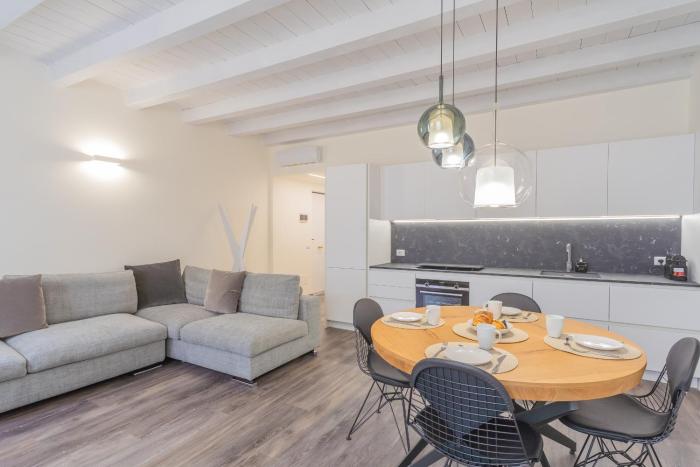 Modern & Stylish Apartment in Como City by RentComo
