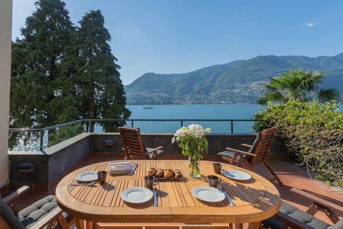 Front Lake Apartment with private Funicular by RentComo