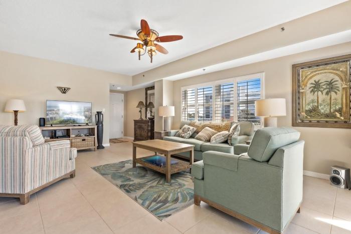 Oceanwalk 5-201 Spacious Corner Condo Near Beach & Pools