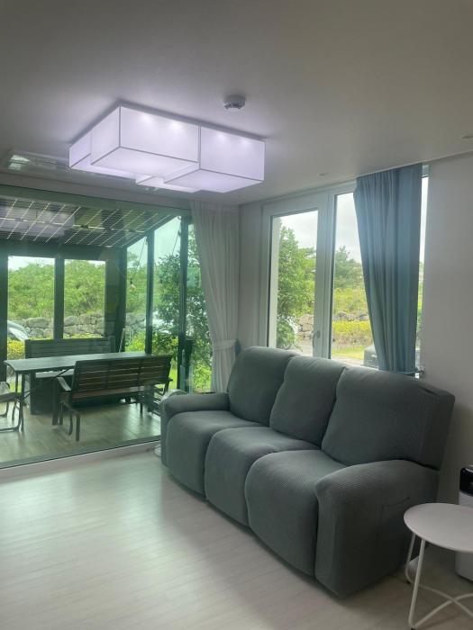 The house with beautiful natural winds and stone walls of Jeju