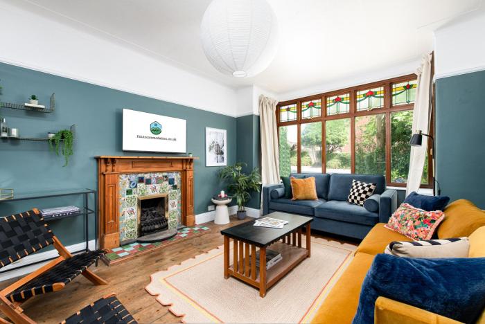 Large & Stylish-3Bed-Sleeps 6-By FabAccommodation