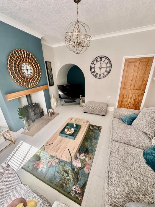 Cathedral Quarter House with free Secure Driveway Parking for 2 Cars