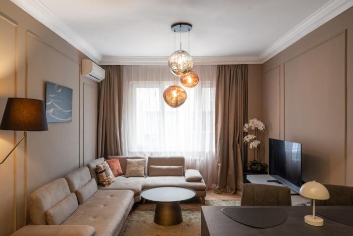 Amber Corner I Brand New Flat Top Location