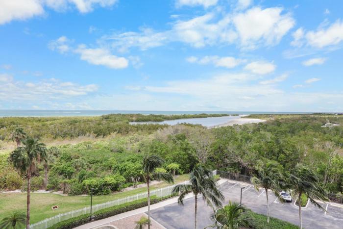 Attractive beachfront condo with pool, tennis and gym