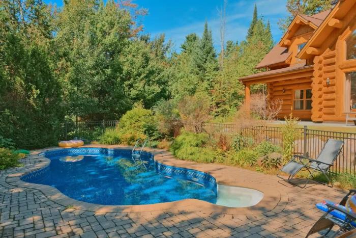 Game Room Hot Tub & Sauna in Rustic Log Cottage