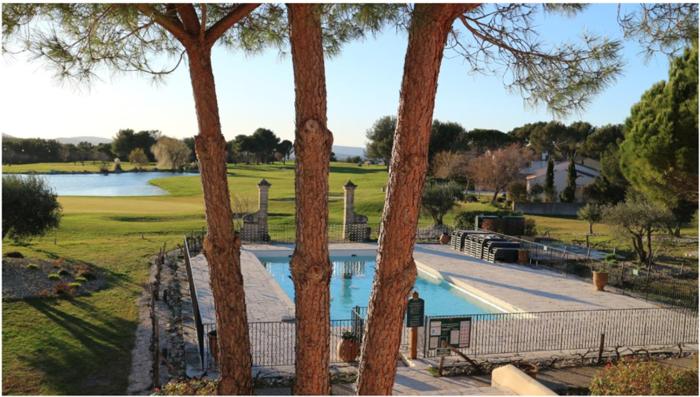 Appartement de charme sur le domaine de Pont Royal à Mallemort, en rez-de-jardin avec terrasse & piscine et vue sur le Golf