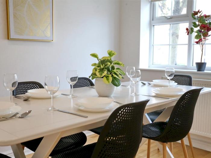 Pass the Keys Stylish House With Balcony Close To AO Arena