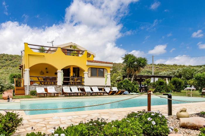 Villa Saige , piscina con idromassaggio