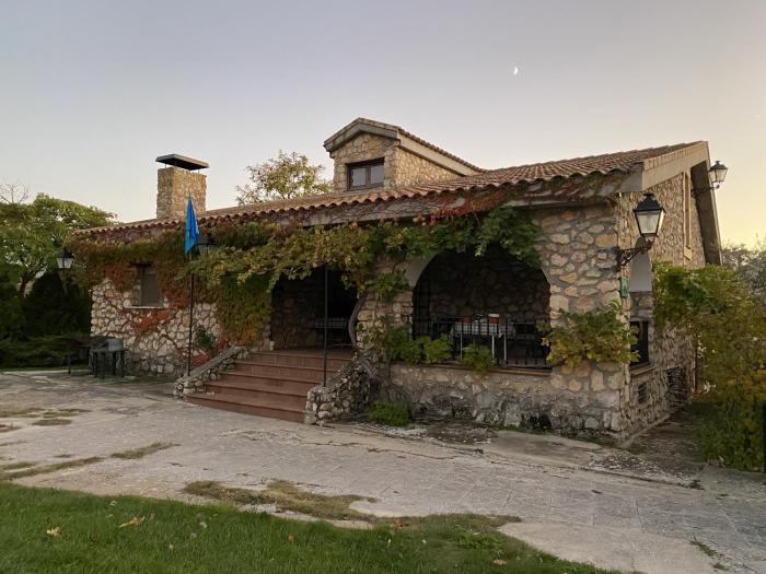 Casa Rural con chimenea, piscina y vistas al río