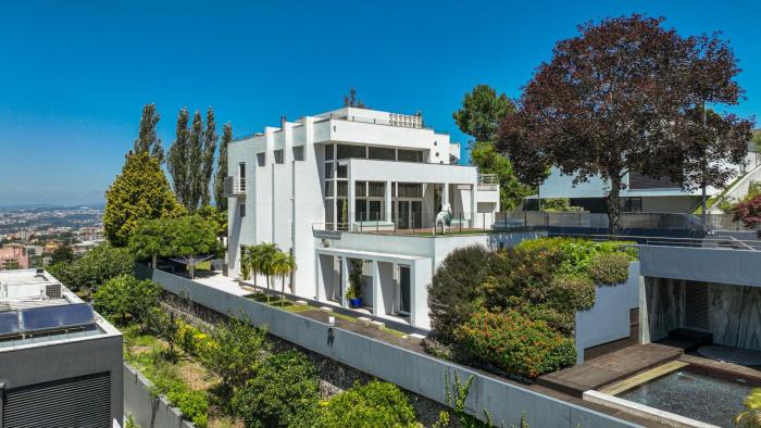 Extravagant 5-Bedroom Mansion