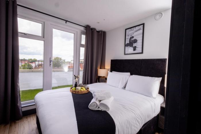 Brand-New Top-Floor Flat with Stunning Balcony & Parking