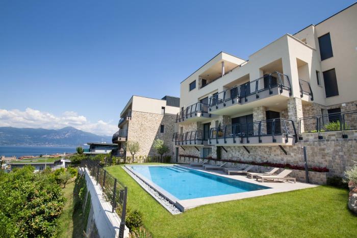 Lakeview luxury suite in Torri