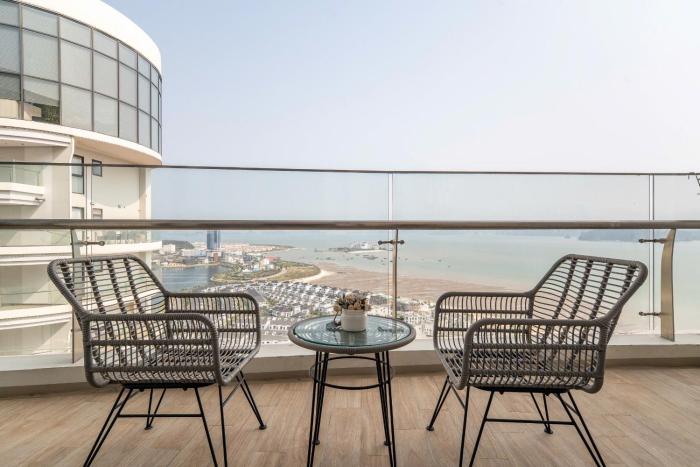 Coastal Charm Seafront Oceanview Apartment