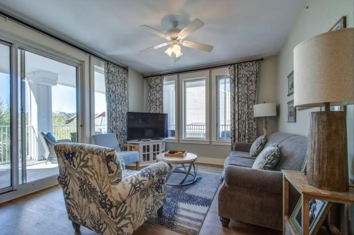 2 BR 2 BA With 6 Seater Golf Cart, Village of Baytowne Wharf