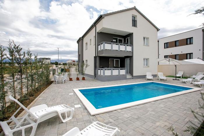 Charming Vrsi Apartment with Pool and Nature Views