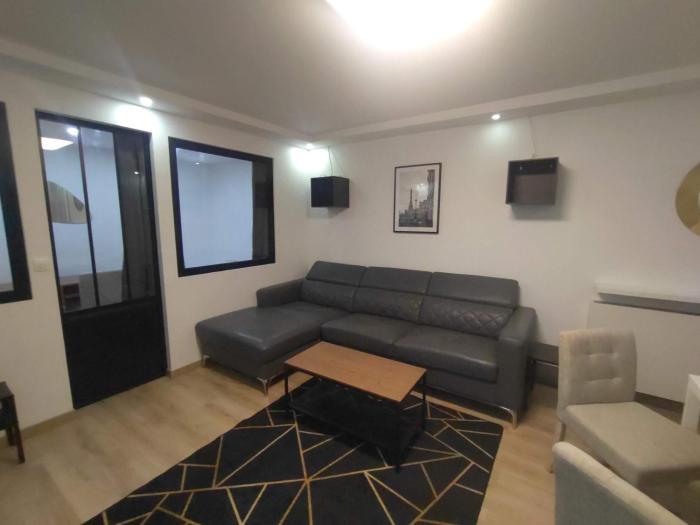 4 min walk to metro, 3 bedrooms &Salon, La Défense