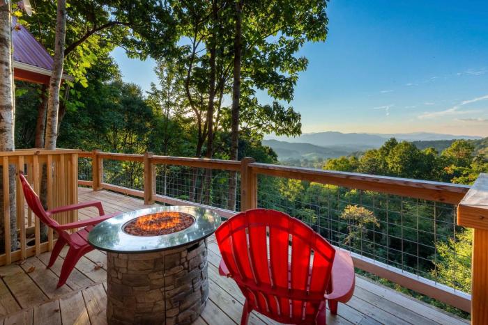 Waynesville Romantic Hideaway w Private Hot Tub