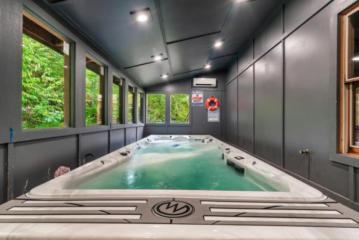 Flowing Waters Lodge by Venture Smoky Mountains