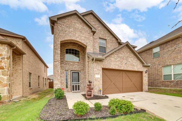 Walk to Lake Ray Hubbard Spacious Family Home!
