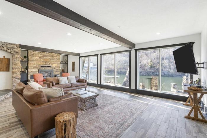 Foggy River Retreat - For 16