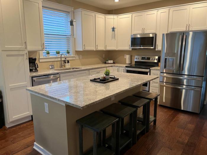 Mins to Downtown & Raceway Rookwood Retreat 2