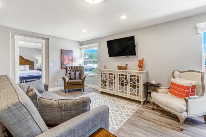 Vermijo Flat Walk to Downtown Shops & Dining