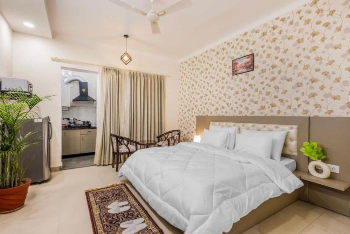 Eco-chic haven in Gurgaon with balcony