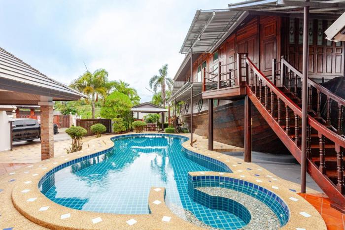 Luxury Iconic Royal Boat Pool Villa North Pattaya