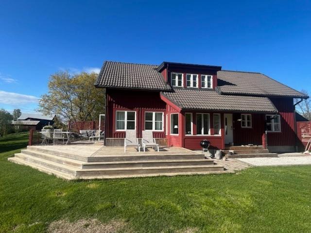 Havsnära villa med vedeldad bastu, perfekt för familjer och företag