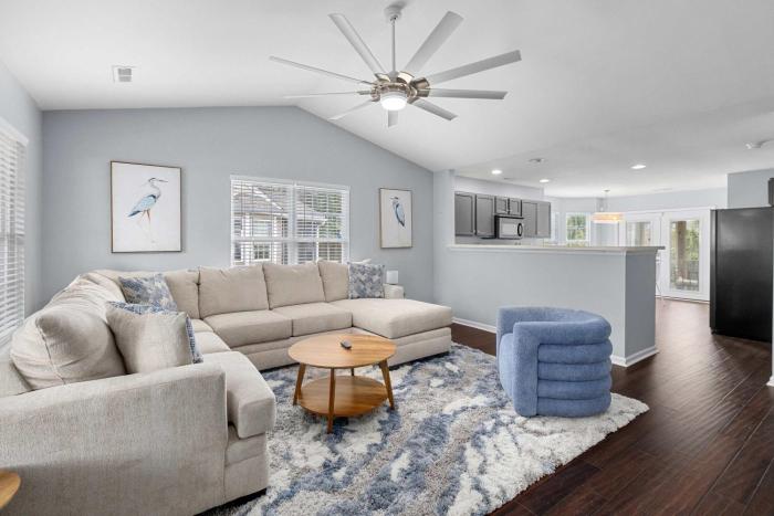 Blue Belle - Across from Pool near Credit One