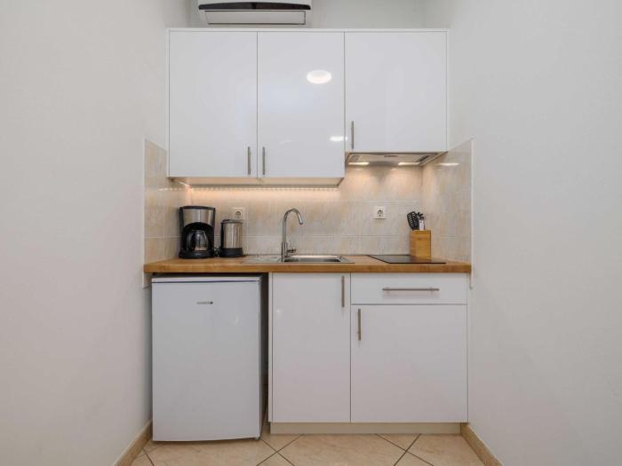 Wonderful Krk Island Stay Shared Pool, Grill Patio, and Nearby Beaches - Studio Apartment