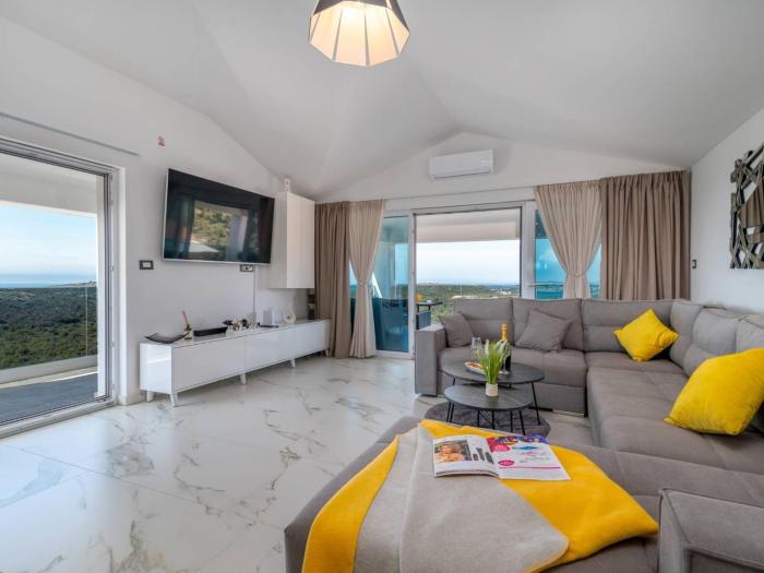 Luminous Infinity Villa with Pool and Gym - Six Bedroom Villa with Pool