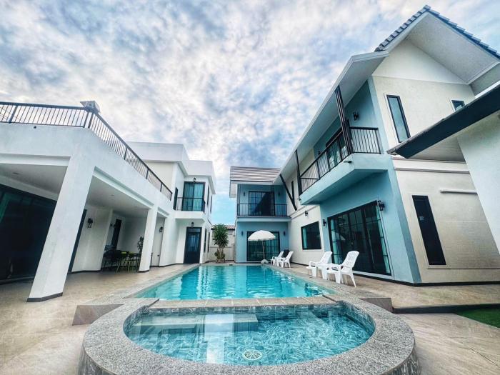 Level FIVE pool villa Pattaya