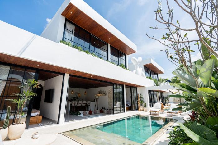 The Ultimate Villa - 8BR in Canggu Cook Included