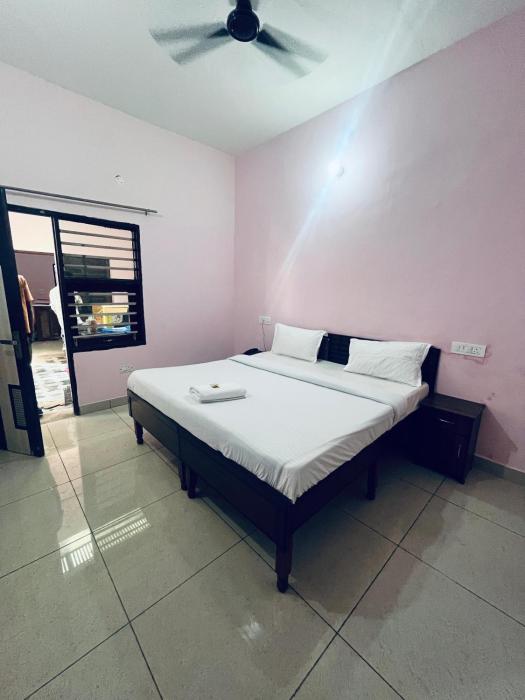 Mahadev Hotel !! Near Chandigarh Intl Airport !