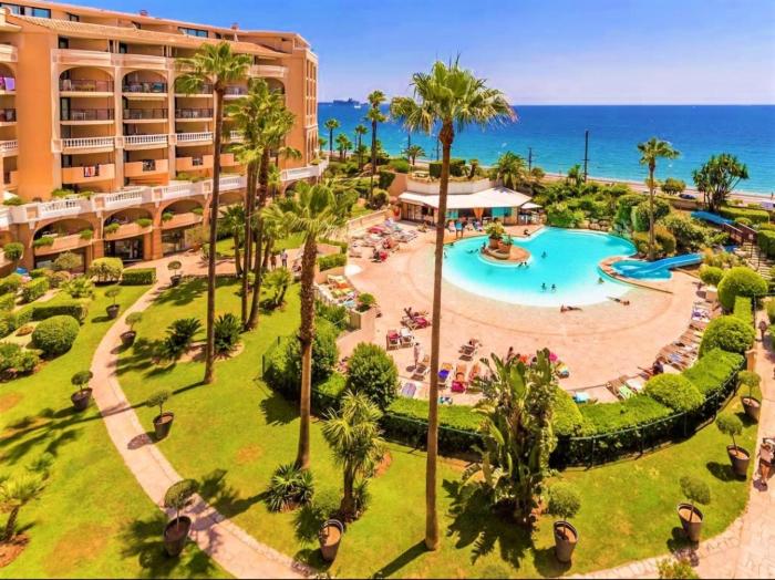 Beachfront 4 - 6 people 2 swimming pool