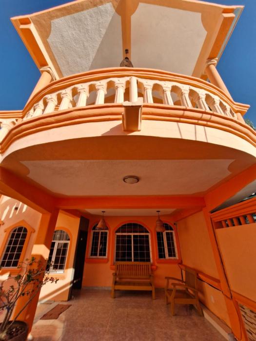 Casa para 18 personas con AC, cocina y a 10 min de la Playa