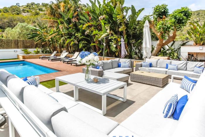 Tranquil large 6 bedroom family Villa sleeps 20 near sitges