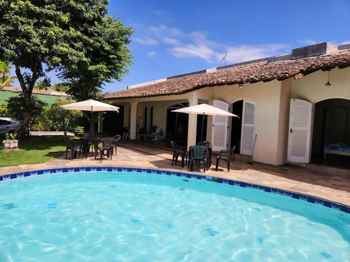 Refúgio Familiar com Piscina, Wifi, Jardim e Churrasqueira a 500 metros da Enseada