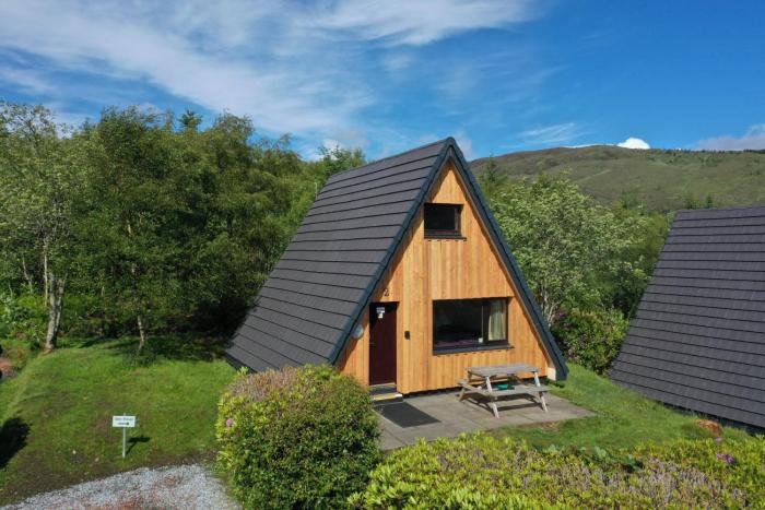 1 Bedroom Cabin with Mountain & Loch Views - Quiet Location between Glencoe & Ben Nevis
