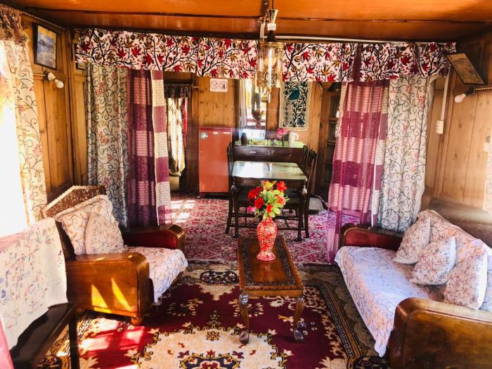 Budshah Palace House Boat