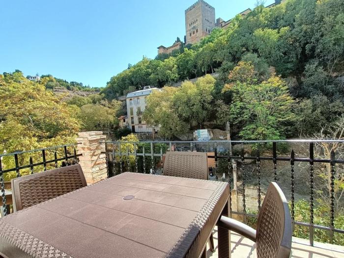 Terraza bajo la Alhambra Generalife