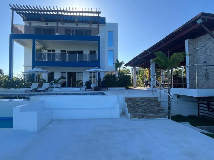 Luxury Beach Front Villa with Private pool and stunning Ocean View!