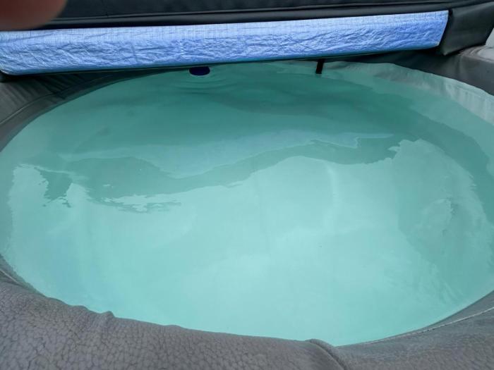 Clear Dome covered hot tub, bbq, firepit, projector