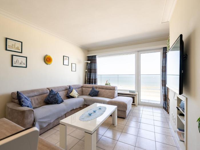 Apartment on Zeedijk with North Sea Views