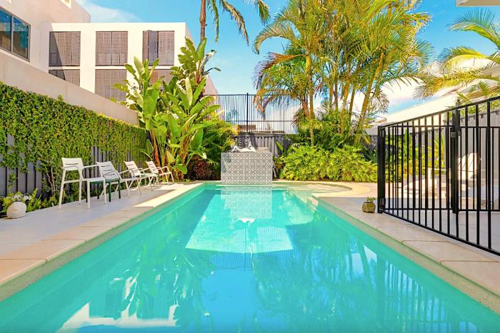 Byron Centre Apartment with Pool