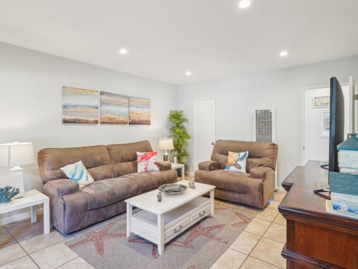 Beautiful 2 Bed Beach Condo #104